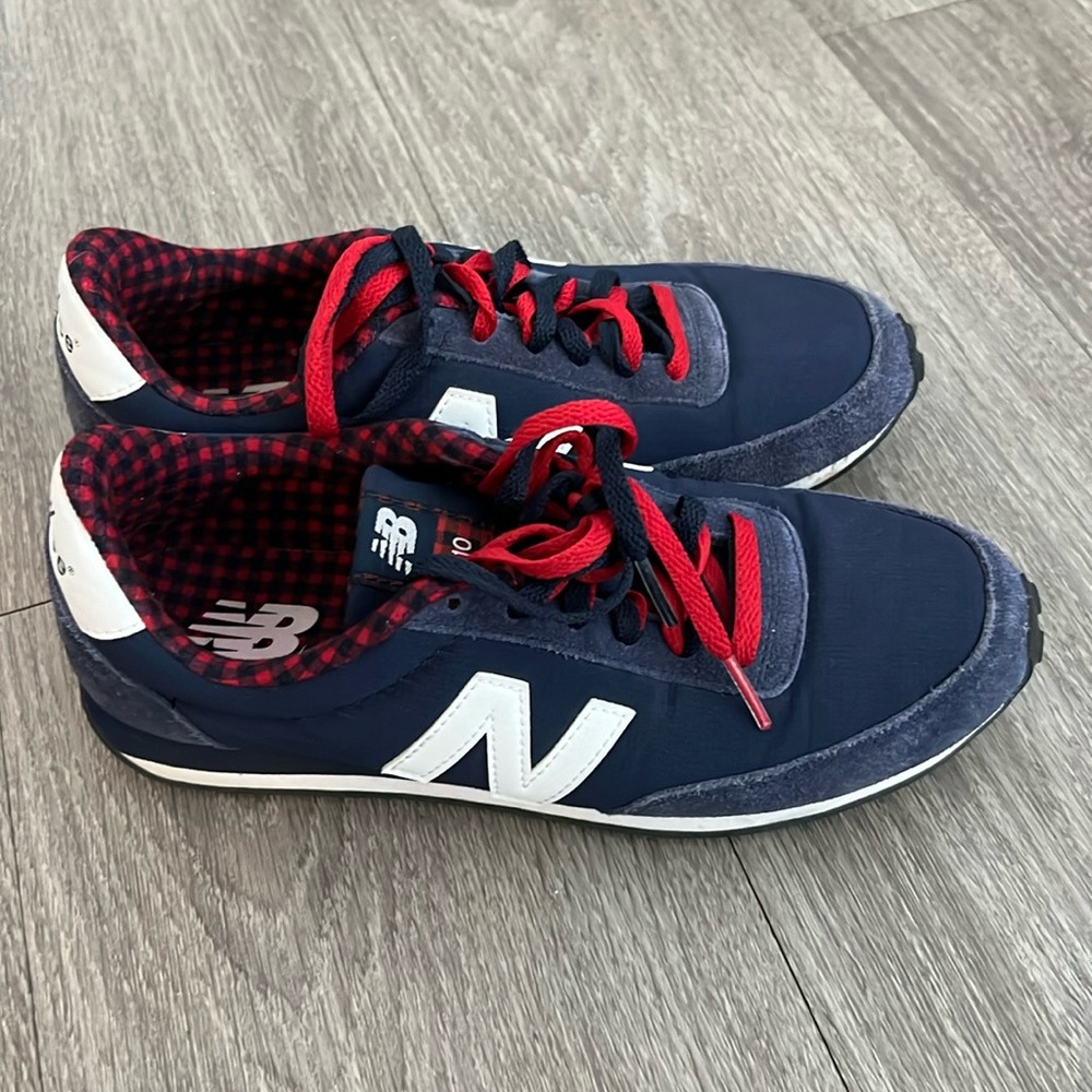 EUC New Balance 410 Women’s Size 7.5 Blue and Red
